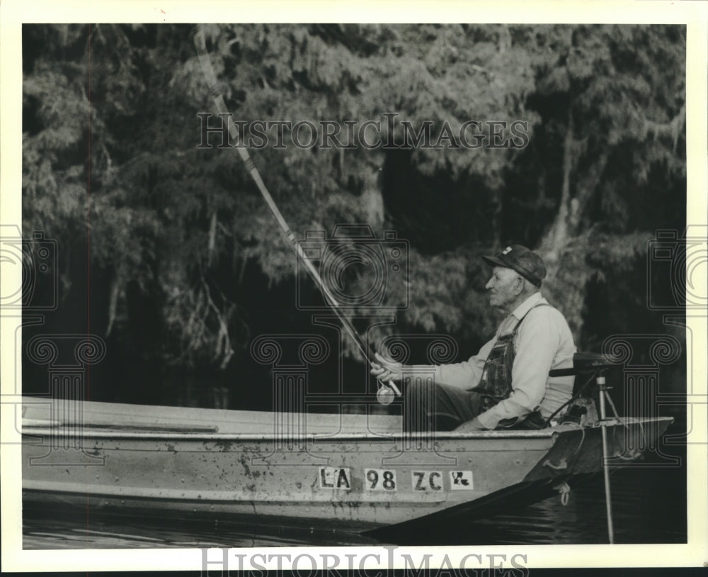 1989 Press Photo Fisherman Bill Hataway, Tchefuncte River, Covington, Louisiana - Historic Images