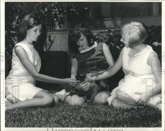 Press Photo Debutantes Gavin Groth, Saidee Unglaub and Margaret Lyons - Historic Images