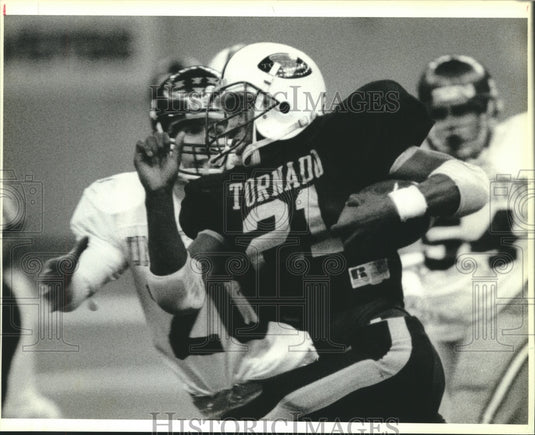 1990 Press Photo Haynesville's Shannon Harris against University defense - Historic Images