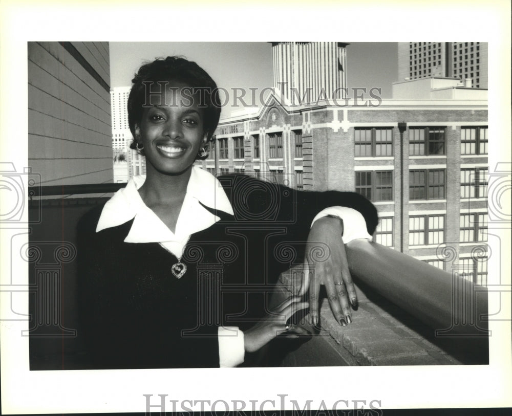 1994 Press Photo Portrait of Monica Harris on balcony of Embassy Suite - Historic Images