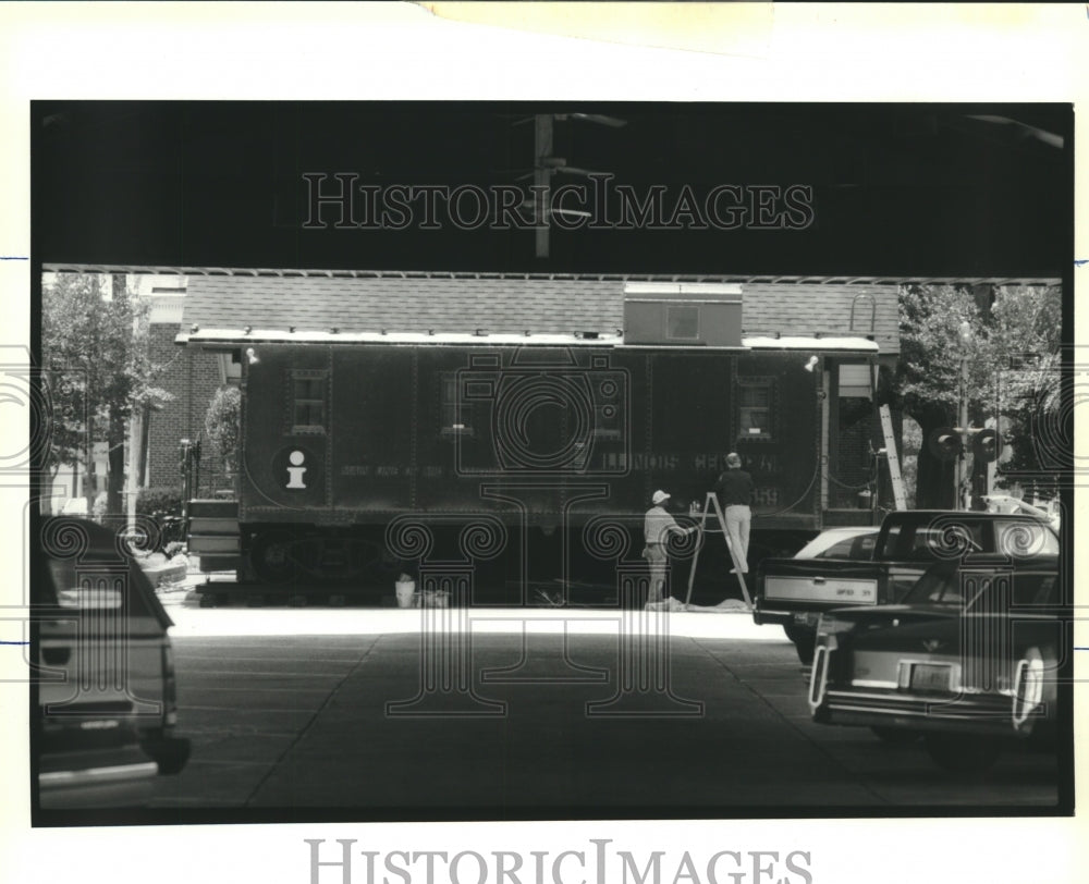 1992 Press Photo Painters finish a caboose for the Gretna Historical Society - Historic Images