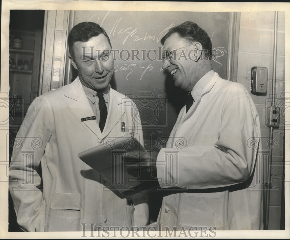 1961 Press Photo Dr. Grulee and Dr. Gallager discuss course at Tulane. - Historic Images