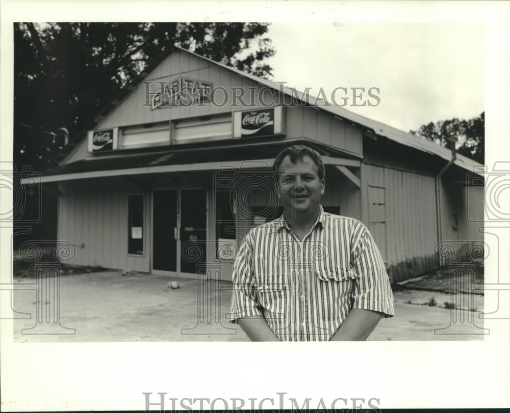 1990 Press Photo Garret Grum outside the Habitat for Humanity in Covington- Historic Images