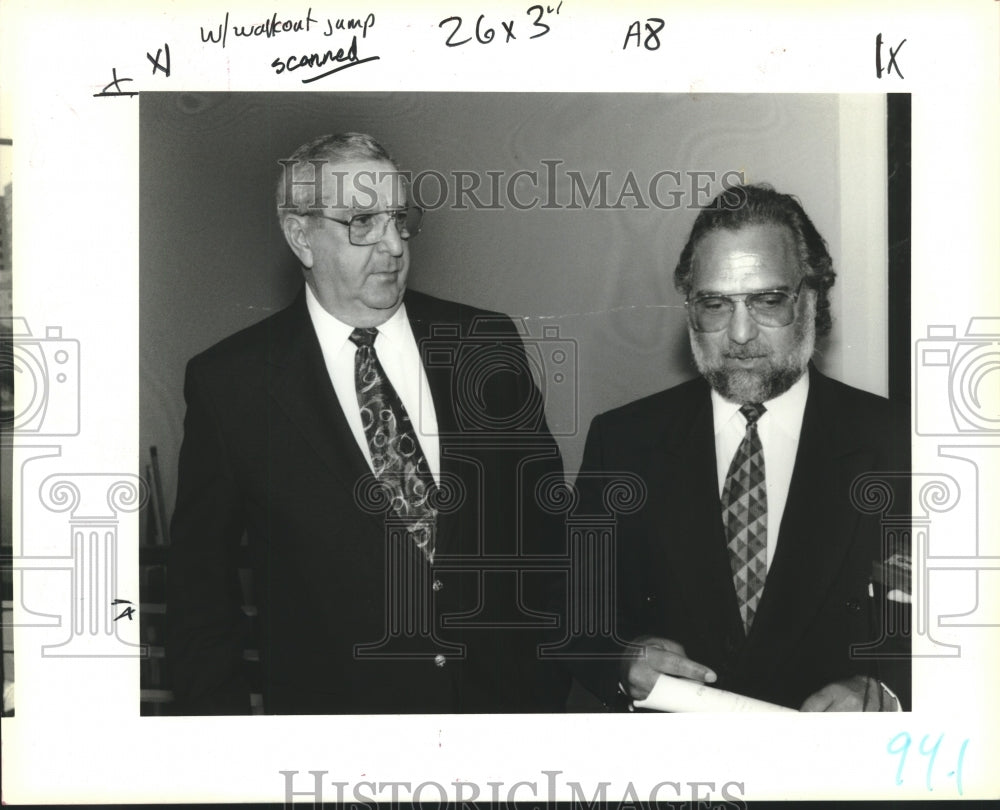 1993 Press Photo Councilman Joe Giarusso talks with news people after meeting - Historic Images