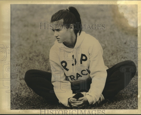 1995 Press Photo Pope John Paul II Cross Country Runner Gina Gibbs Stretching - Historic Images