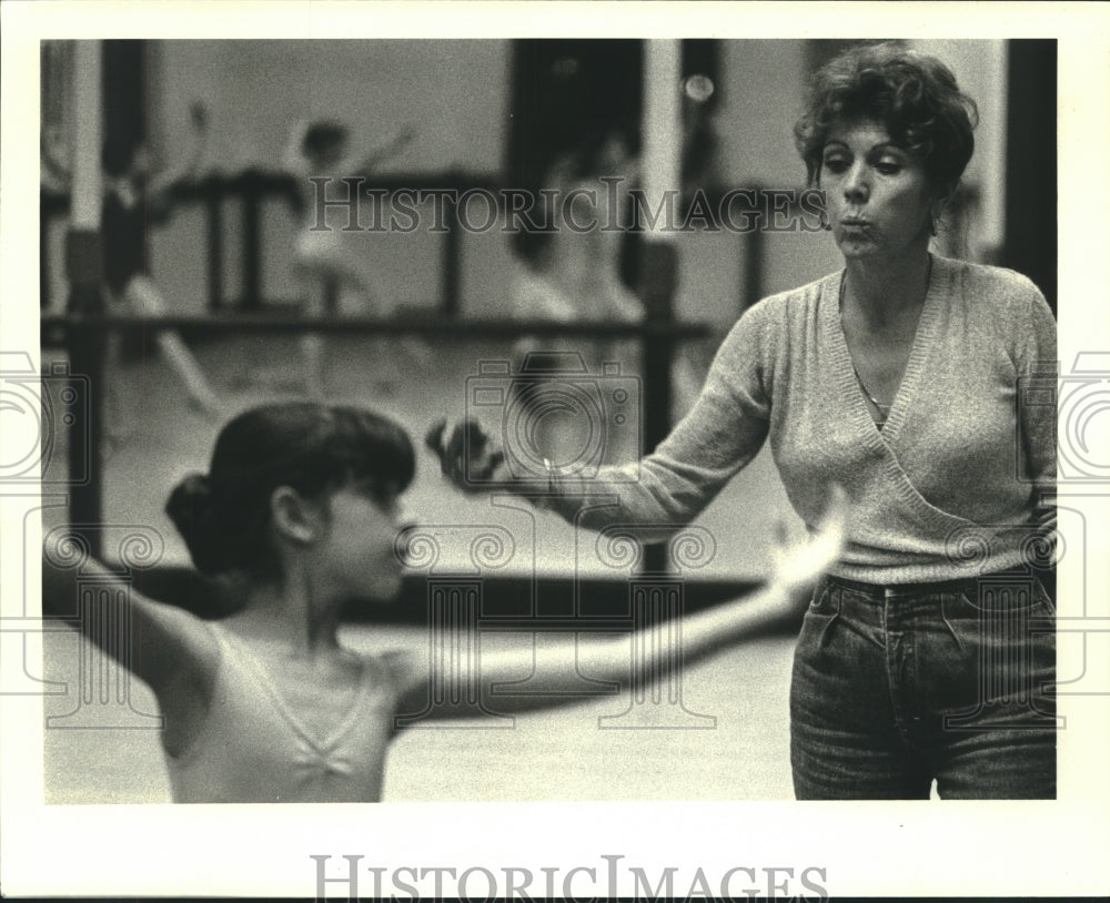 1983 Cecile Heller Gibson rehearses children for &quot;Nutcracker&quot; ballet - Historic Images