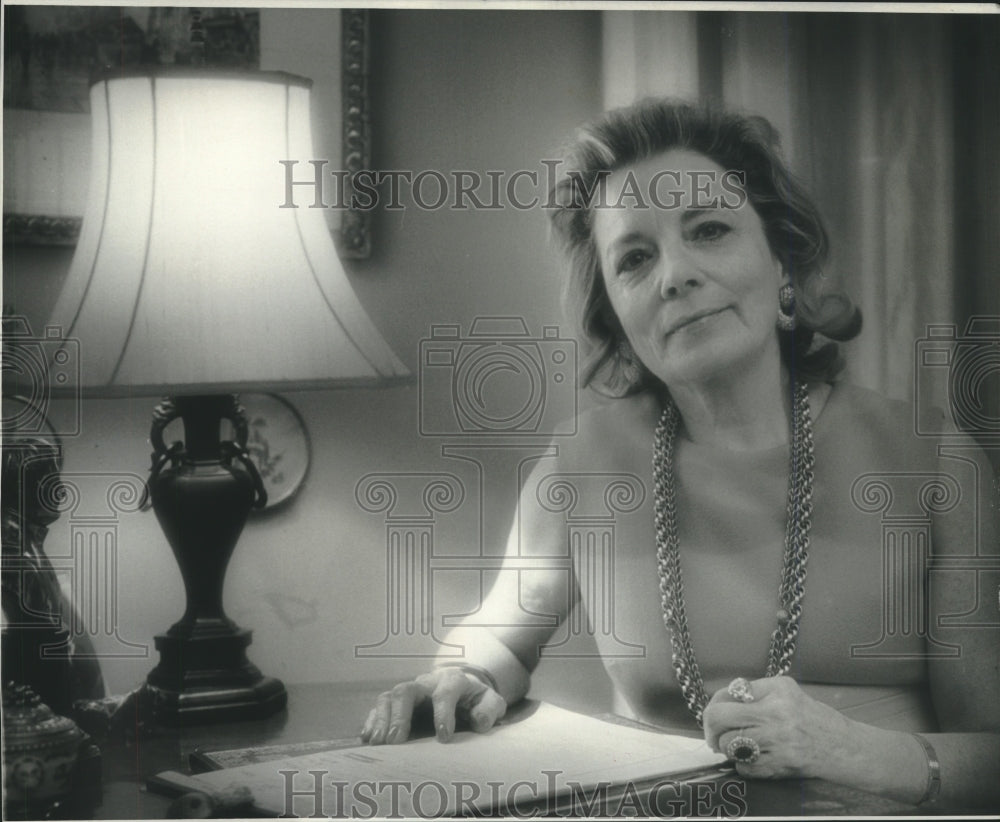 1972 Press Photo Interior Designer Vera Duvernay Gibbons Smiles At Her Desk - Historic Images