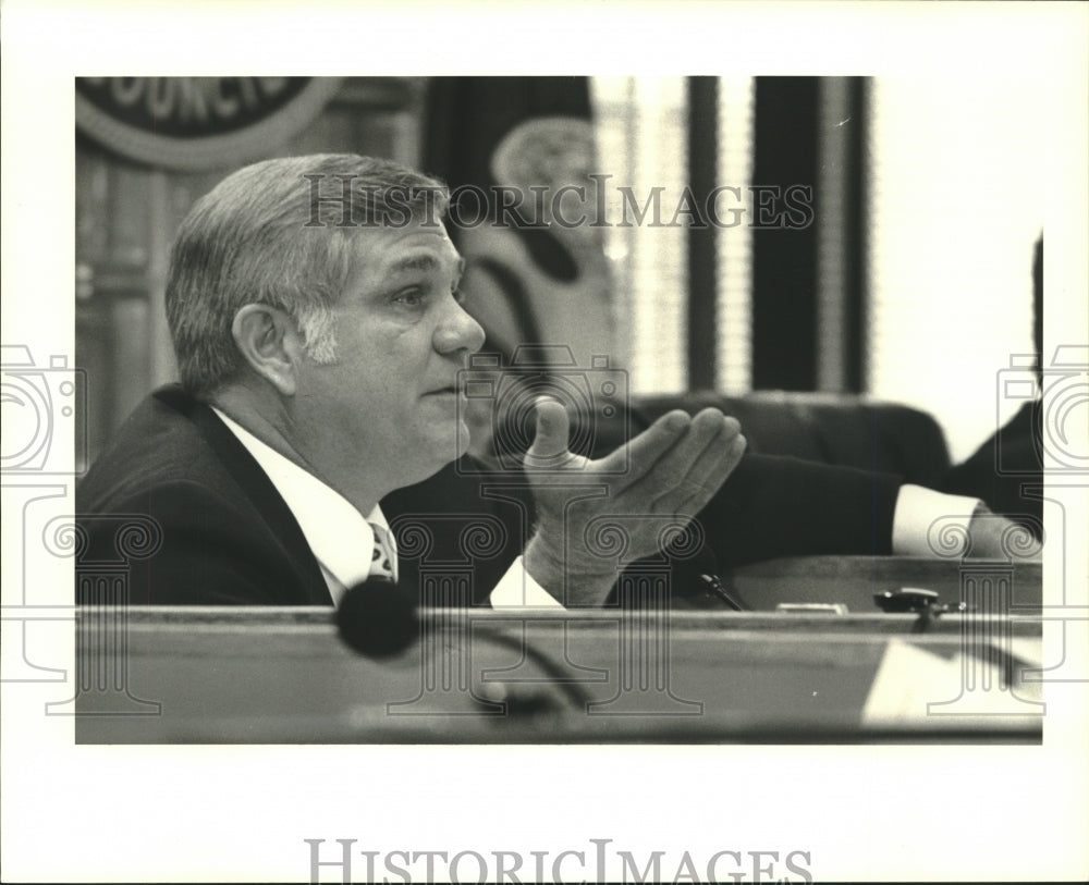 1989 Press Photo Councilman Lloyd Giardina speaks during council meeting- Historic Images