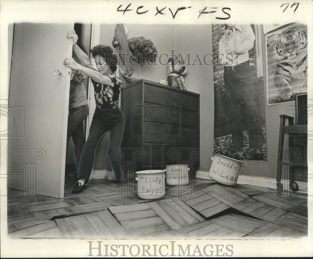 1975 Press Photo Mrs. Marion Cospolich shows flood damage on her Harahan home - Historic Images