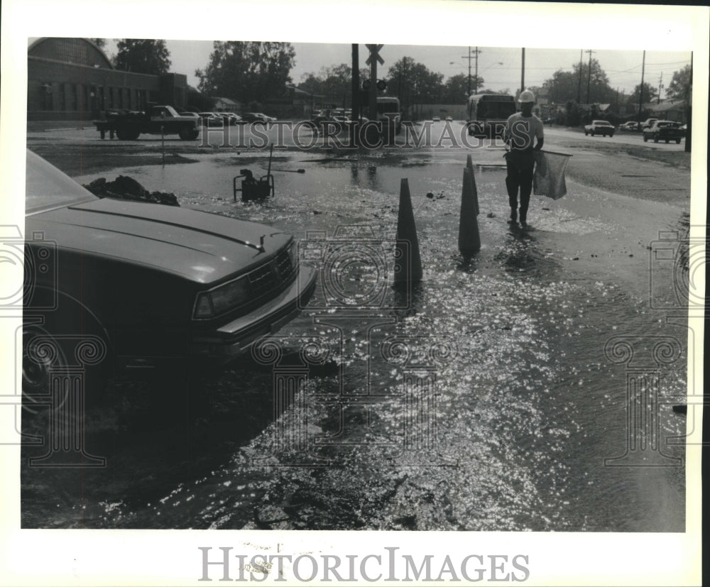 1990 Press Photo Broken water main in Harahan causing floods in Jefferson Parish - Historic Images