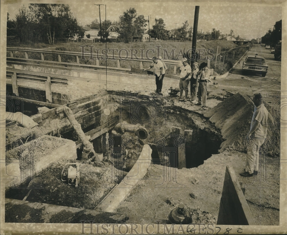 1967 Press Photo City Officials check gaping hole at Sauve &amp; Generes in Harahan - Historic Images