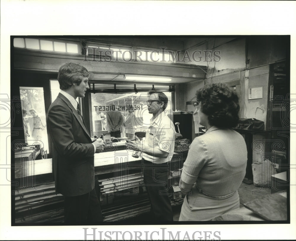 1979 Paul Hardy talks to colleagues - Historic Images
