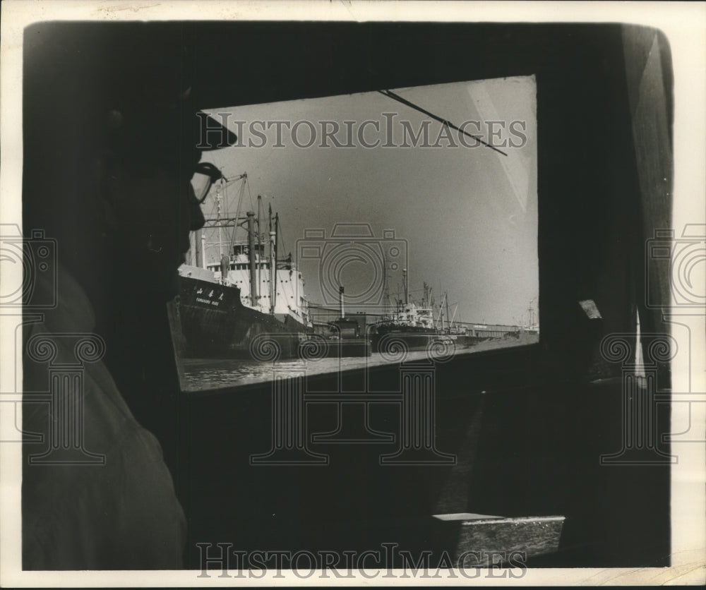 1948 Press Photo Harbor Police patrolman Adolph Schultz looks out the window - Historic Images