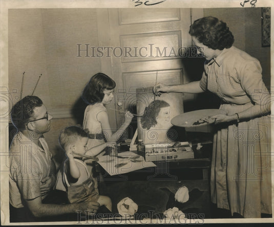 1960 Press Photo Artist Mrs. George Harkins Paints with Help of Family - Historic Images