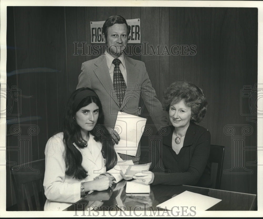 1975 Press Photo Delegates discuss plans for Free Pap Smear Program - nob30156-Historic Images