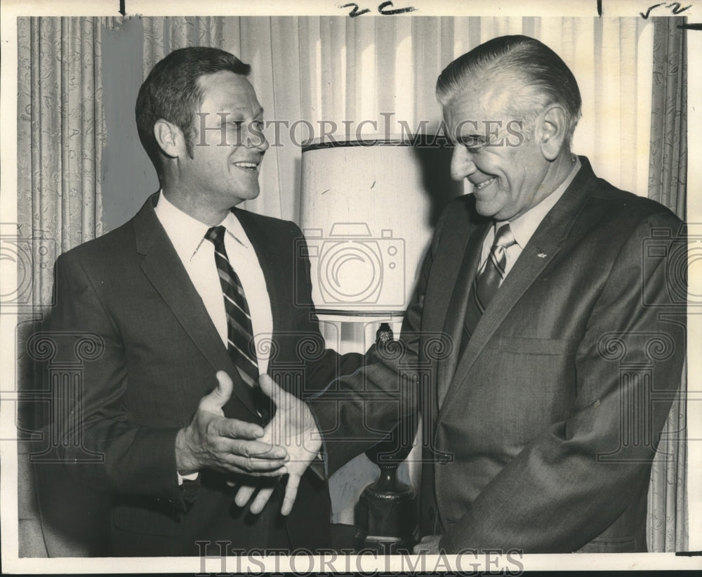 1970 Press Photo Dr. Friedrichs Harris welcomes Dr. Wesley Hall at meeting-Historic Images