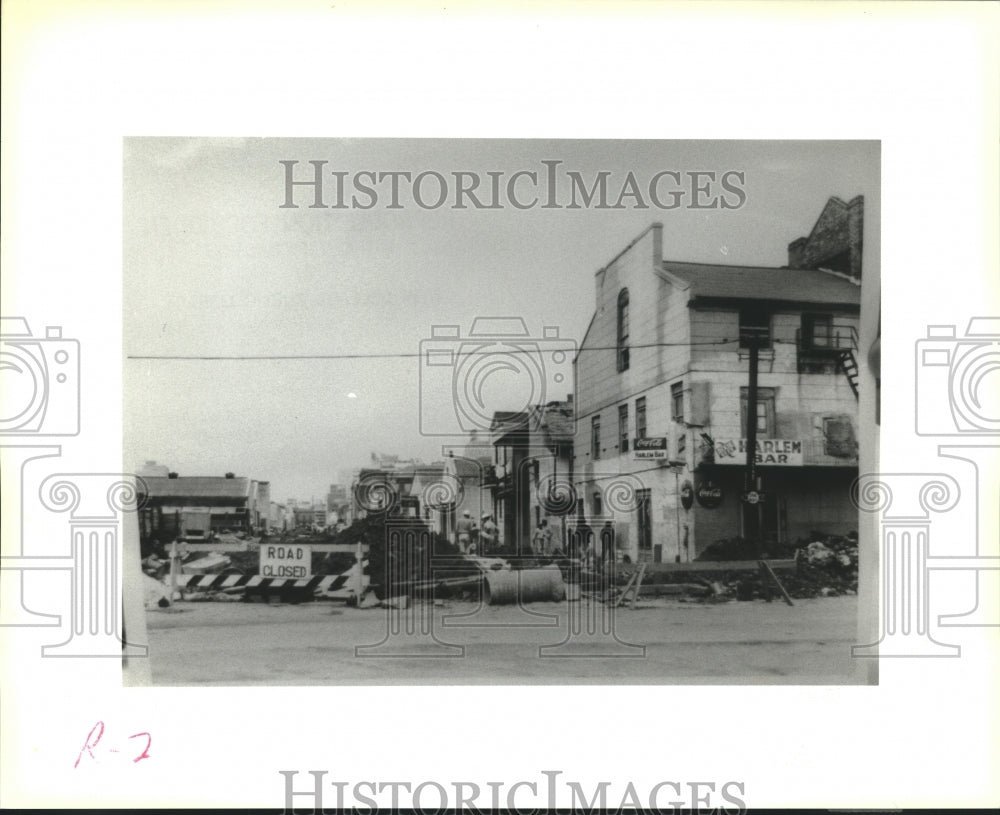 1993 Press Photo View of road construction in front of The Harlem Bar pre 1965 - Historic Images