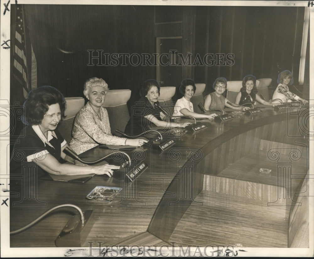 1969 Press Photo Councilmen&#39;s secretaries pose at their bosses&#39; desk in chambers - Historic Images