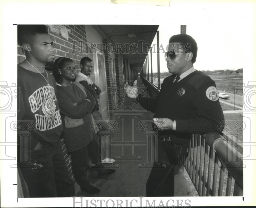 1992 Press Photo Officer John Hall Jr. talks with residents of his assigned area - Historic Images