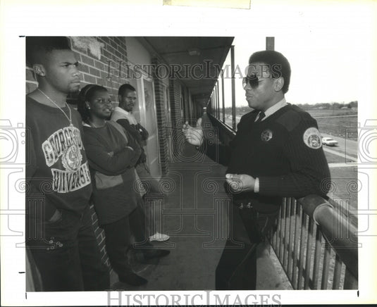 1992 Press Photo Officer John Hall Jr. talks with residents of his assigned area - Historic Images