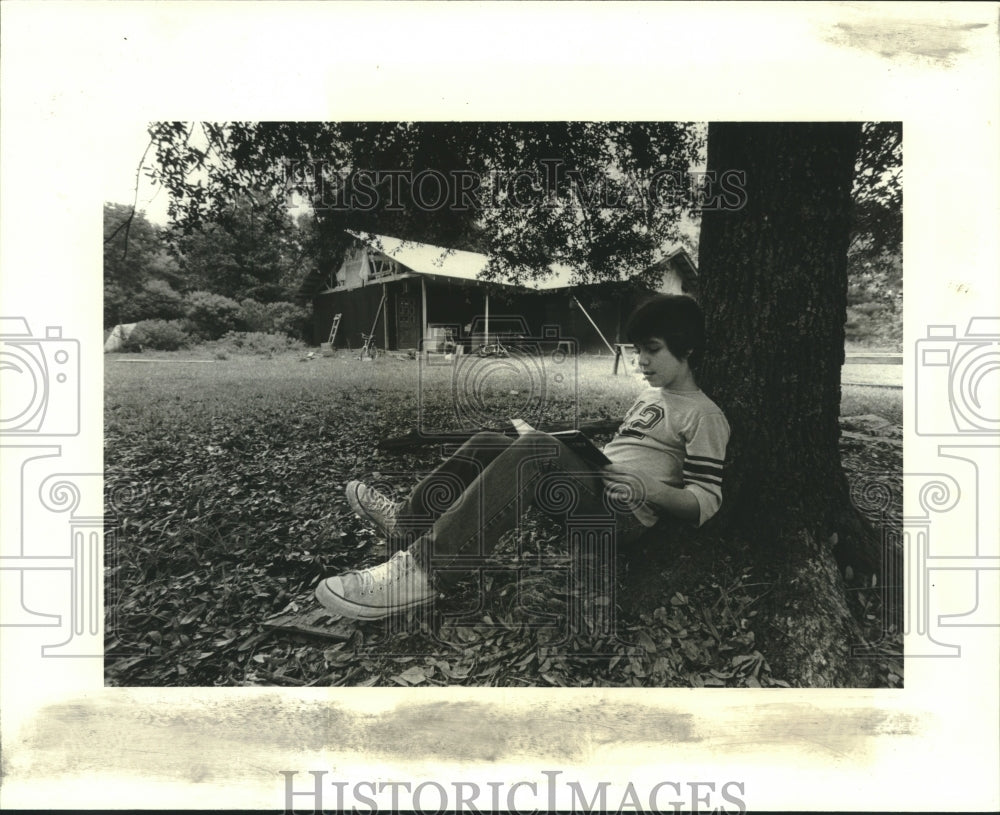 1982 Press Photo James Hall studies high school chemistry book - nob30222 - Historic Images