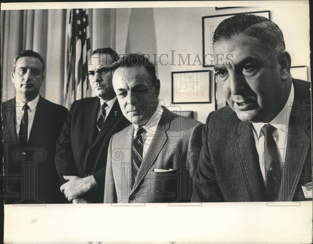 1967 Press Photo Press conference on Bank Robbery at 109 police headquarters - Historic Images