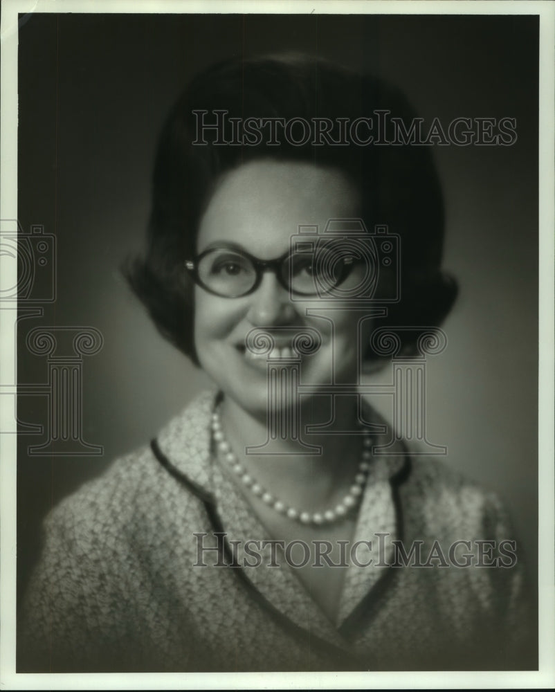 1970 Press Photo Dean Herbst, National Director, Theta Sigma Phi - nob30256 - Historic Images