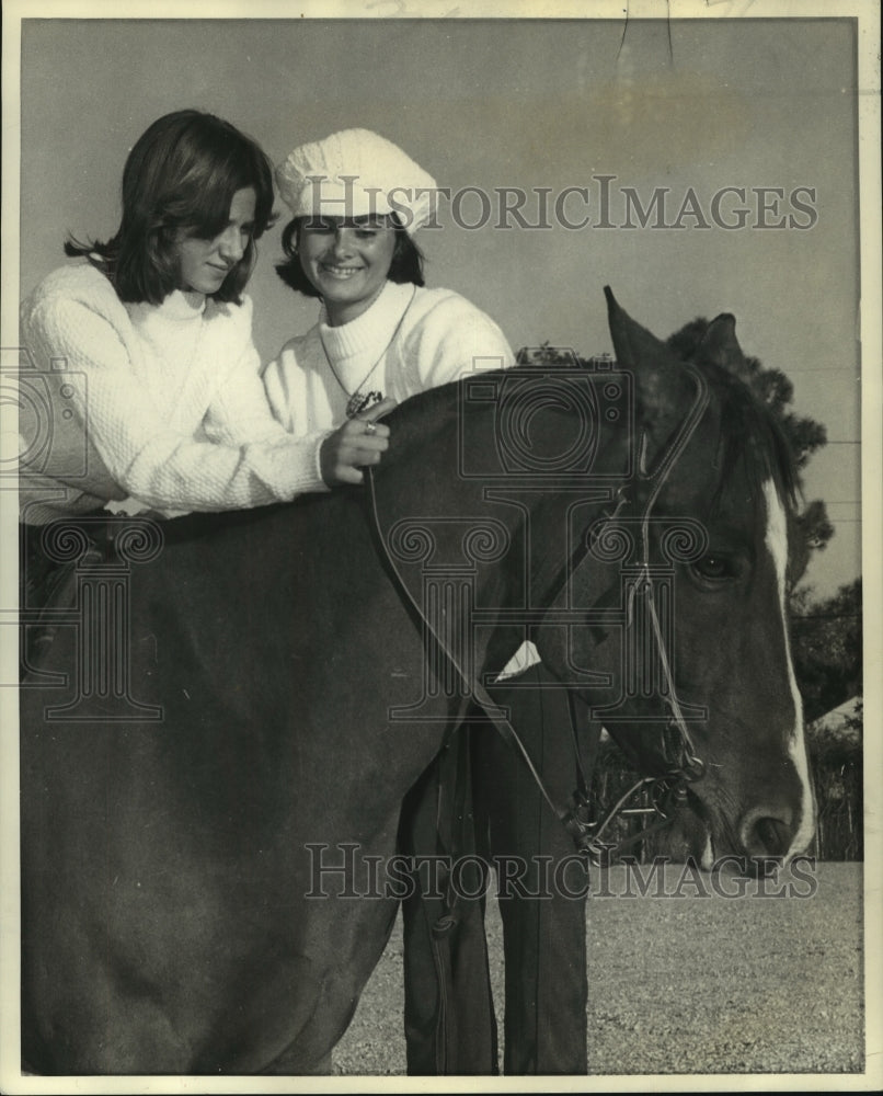 1974 Press Photo Debbie Herry &amp; her mother Cindy Herry will be rival riders - Historic Images