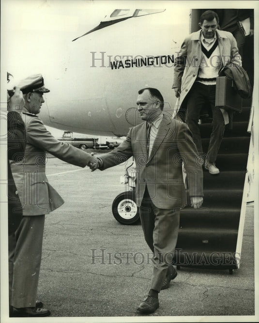 1970 Press Photo Interior Secretary Hinkle arrives in New Orleans - nob30332-Historic Images