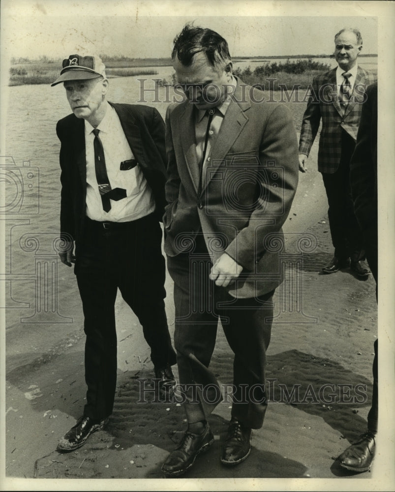 1970 Press Photo District Attorney Leslie Glascow with Secretary Hickle - Historic Images