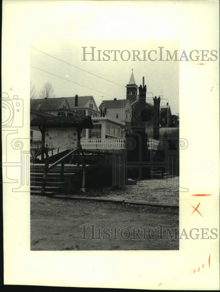 1985 Press Photo Old steamboat wheelhouse looks out on Missouri River - Historic Images