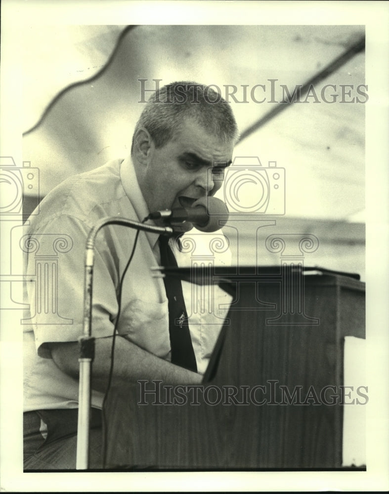 1986 Press Photo Don Hern performing at Fund Raiser for Libraries at Brechtel- Historic Images