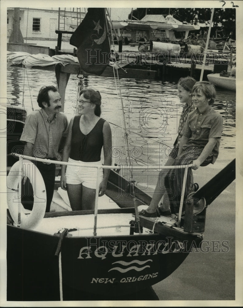 1970 Press Photo Herron family aboard the 31-foot &quot;Aquarius&quot; bound for Africa - Historic Images