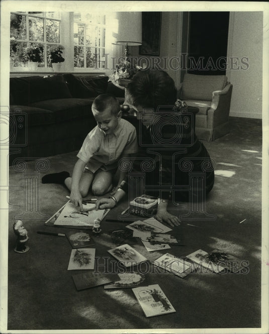 1969 Press Photo Mrs. Walter Hickel uses Interior Department seal on cards - Historic Images