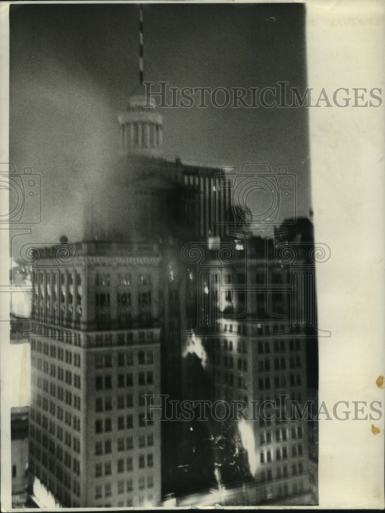 1966 Press Photo Smoke pours from burning Hibernia Bank Building on Carondelet - Historic Images