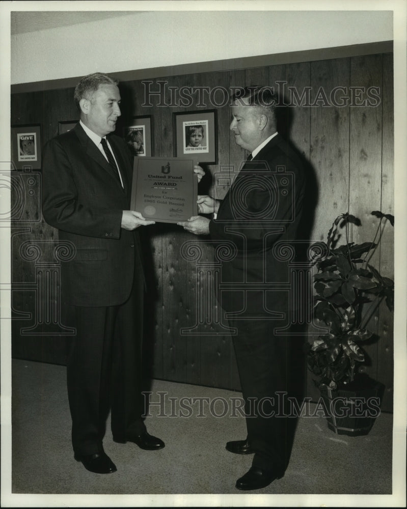 1964 Murray Fincher presents United Fund&#39;s Award to Frank Henrie. - Historic Images