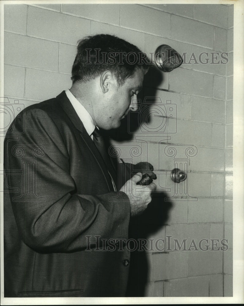 1969 Press Photo Louis A. Heyd Jr., Criminal Sheriff, inspecting prison-Historic Images