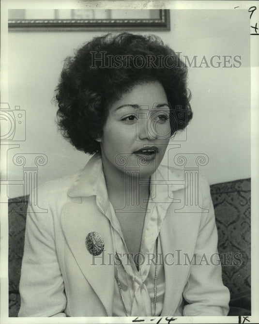 1977 Joan Harmon sings at Mason's Flying Fox Club to loving audience - Historic Images
