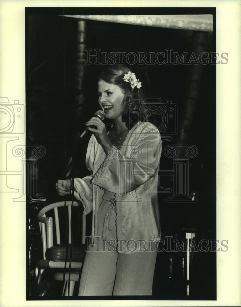 1981 Sandy Hancock, local singer - Historic Images