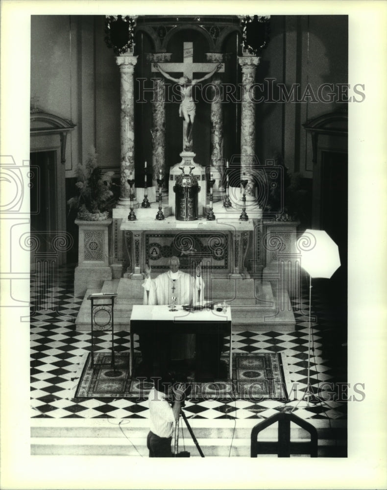 1994 Press Photo Archbishop Philip Hannan is taped giving WLAE televised mass - Historic Images