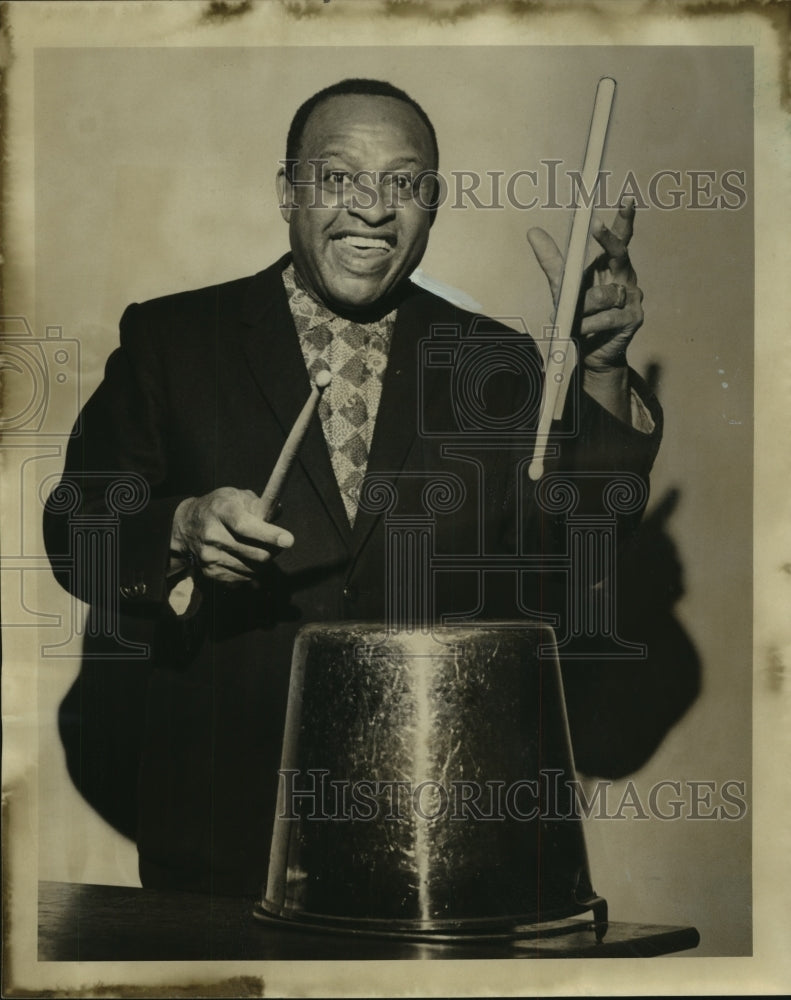 1967 Press Photo Jazz vibist Lionel Hampton shown thrumming a steel bucket - Historic Images