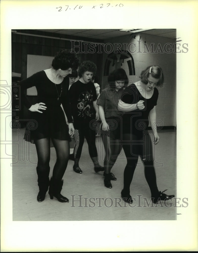 1991 Donna Gauthier dance to a group of handicapped - Historic Images