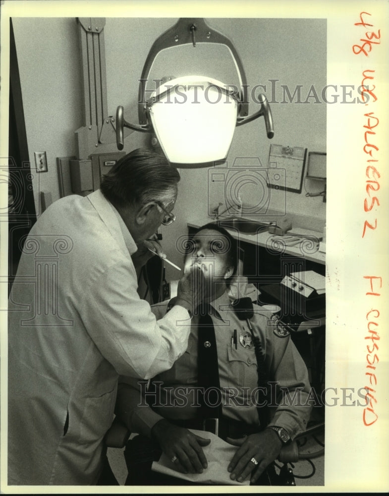 1984 Press Photo Russel Vappie receives oral exam from Dr. Curt Odenheimer - Historic Images