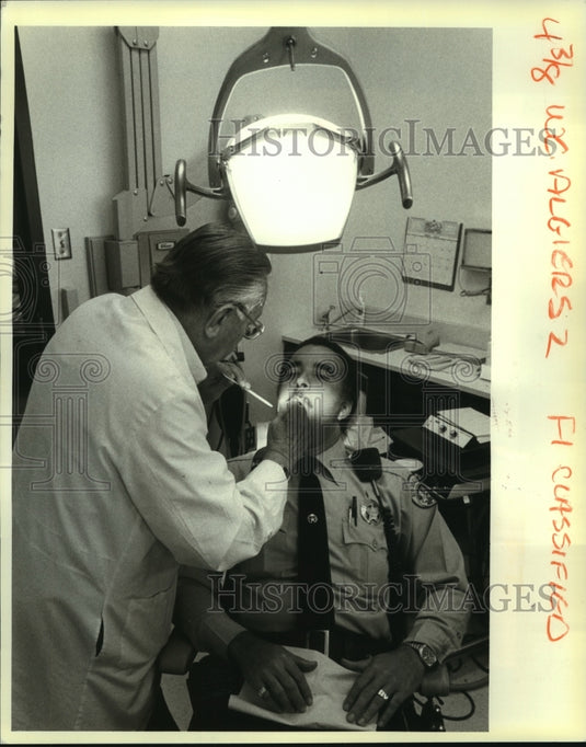 1984 Press Photo Russel Vappie receives oral exam from Dr. Curt Odenheimer - Historic Images