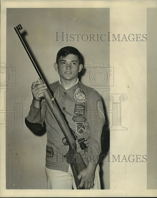 1965 Press Photo Daniel Healy, 16, receives VFW's Distinguished Expert Award - Historic Images