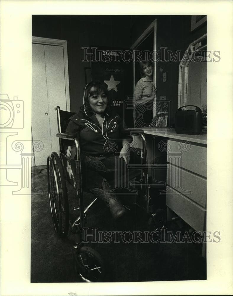 1982 Press Photo Paula Darline Hensarling in her wheelchair of Metairie - Historic Images