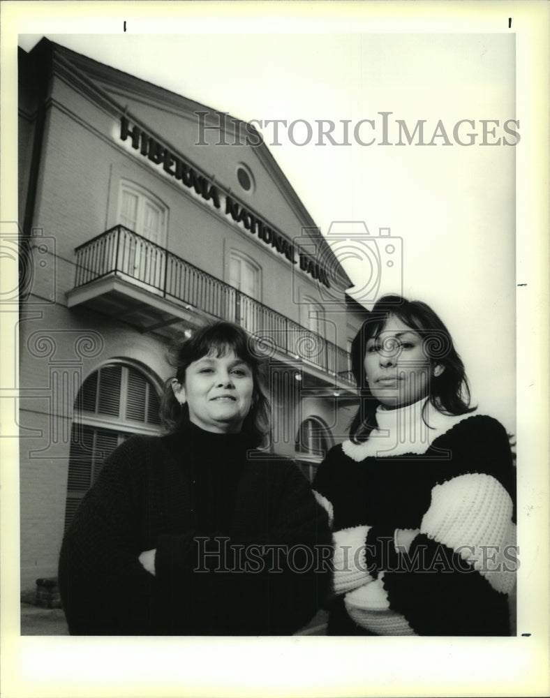 1991 Press Photo Women captured robbery suspect outside Hibernia National Bank - Historic Images