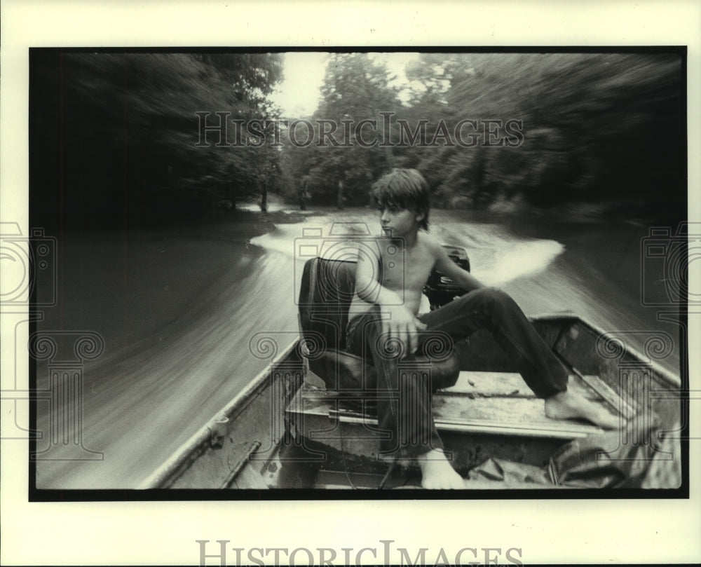 1982 Press Photo Hickory Island Villager travels along canal through a bayou - Historic Images