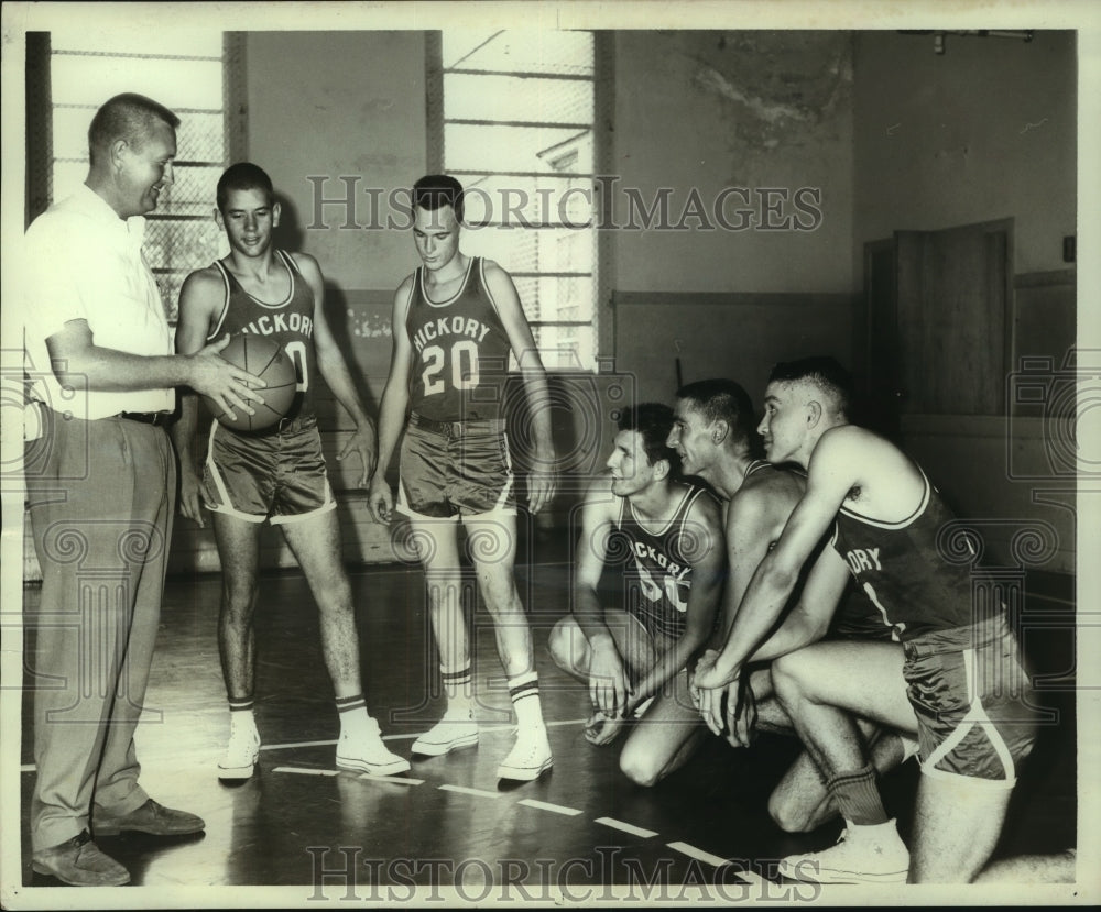 1965 Press Photo Coach Richard Harris instructs Hickory High basketball team - Historic Images