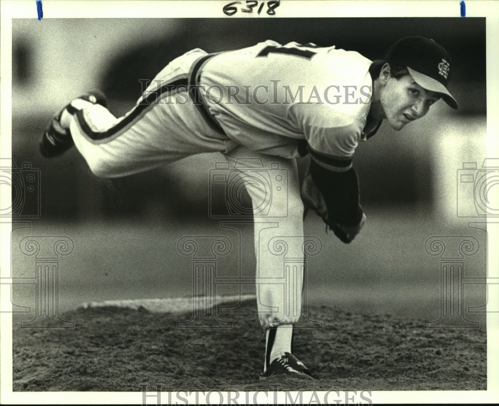 1987 Press Photo David G. Herry, Holy Cross pitcher throws a great pitch. - Historic Images